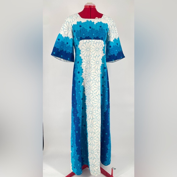 Stunning 1960s Blue & White Hawaiian Floral Flared Sleeve Maxi Sundress - Picture 4 of 16